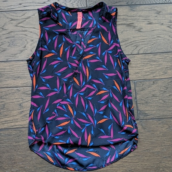 Sleeveless top - Picture 1 of 2